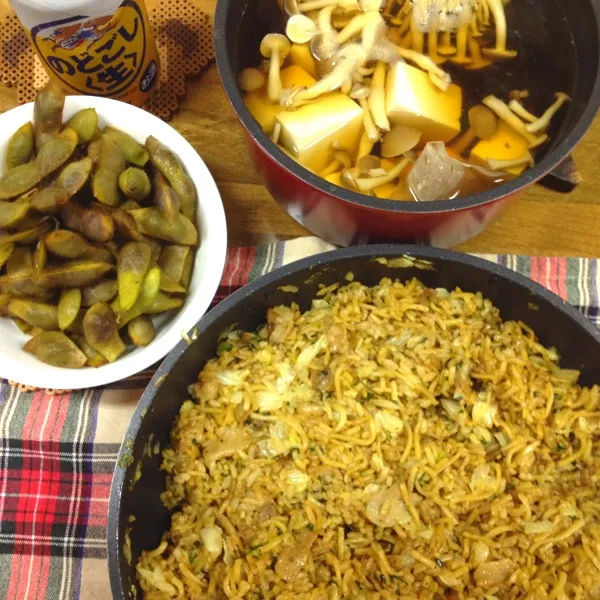 Snapdishの料理写真:晩ご飯～♪(´ε｀ )今日はこんなに早く完成。
「そばめし」と「お豆腐としめじの鍋風仕立て」と「黒豆の枝豆(頂き物)」
そばめしが食べたくなって作成。|だこちんさん