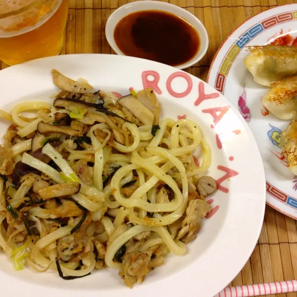 Snapdishの料理写真:うどんチャンプルー。
この間麩チャンプルーを作ったとき多いめにつくっておいておきました。
で、今日は美味しい冷凍うどんを加えてアレンジ。美味しいおうどんだったので、さいこーにいい感じに出来ました。|だこちんさん