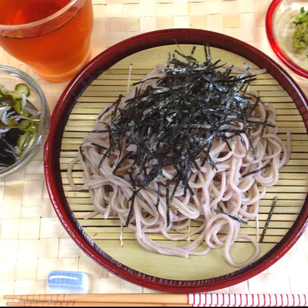 Snapdishの料理写真:ランチ。
ざる蕎麦と「べんりで酢」でつくったキュウリとわかめの酢の物。
まだまだ暑いから、いいですね♪(´ε｀ )|だこちんさん