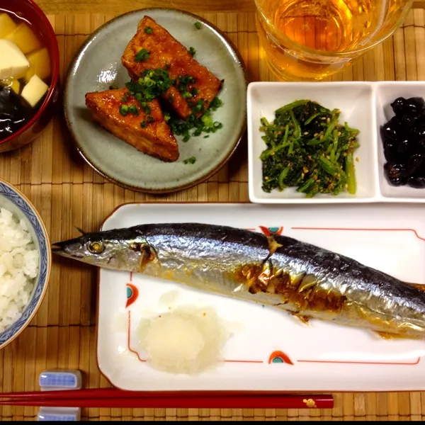 今日は新鮮な天然秋刀魚があったので、さんま焼きました。スチームオーブンで、ふっくらやけました。やっぱり美味しいっ♪(´ε｀ )
後は厚揚げの甘辛焼き、ほうれん草のごま和え、黒豆、豆腐とワカメのおつゆ|だこちんさん