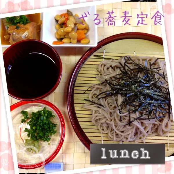 ざる蕎麦とその他いろいろ。
実はサバの味噌煮は缶詰！
食べやすくって、簡単で、使える～。|だこちんさん