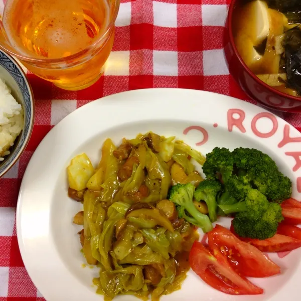 今日の晩御飯。
キャベツと鶏のカレークリーム煮
お味噌汁とトマトとブロッコリー

インスタントな感じです。けど、いけますね。|だこちんさん