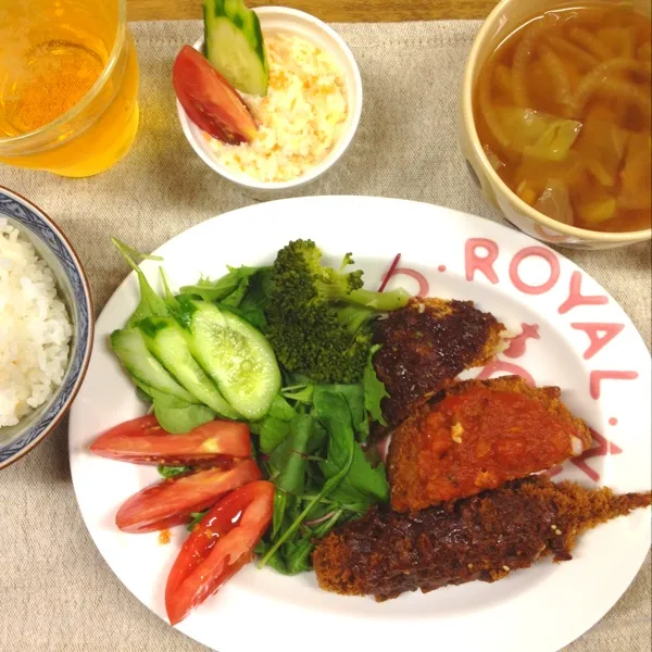 今日は神戸コロッケのチーズライスコロッケとキャベツかつと旨味噌カツ串。
コールスローとコンソメスープ( ´ ▽ ` )ﾉ
今日もコールスローを大量に作成。
この味噌カツ串、とっても美味しいんです。|だこちんさん