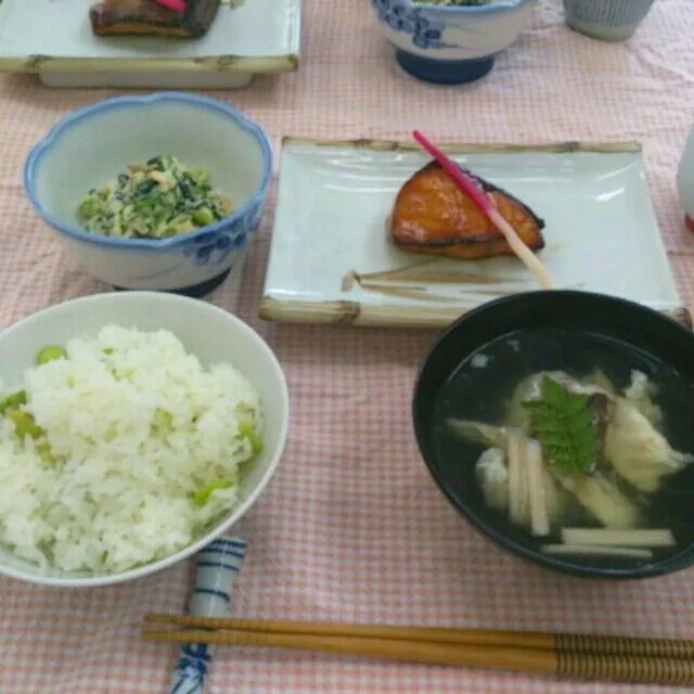 今日の調理学実習

枝豆ごはん、魚の照り焼き、
白和え、潮汁、生姜寒天

枝豆ごはん美味しかった(♥´∀` ♥)ﾉ
白和えもなめらかでした!!|みゃーさん