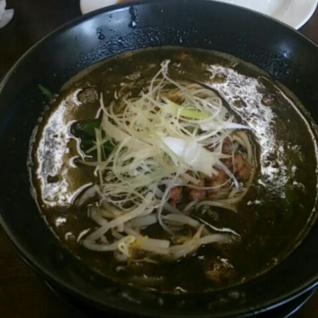 Snapdishの料理写真:今日のお昼

黒ごま坦々麺!!!
おいしかったー(*'▽'*)♪|みゃーさん