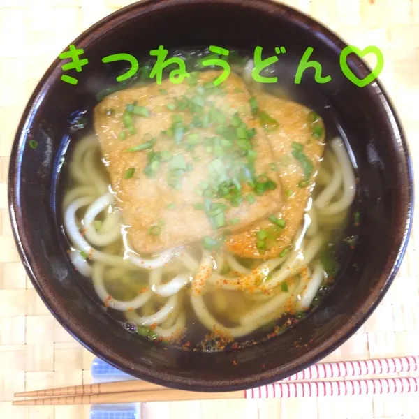 今日のお昼ごはんはきつねうどん(｡-_-｡)
おうどん大好きなんです。
が、今日の麺はふまーん。やっぱり冷凍うどんがいいかな。|だこちんさん