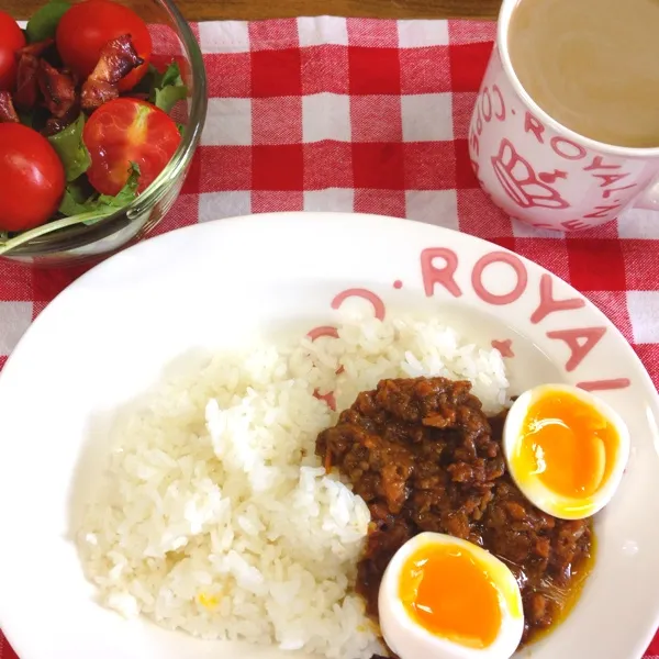 今日のランチ。ドライカレー！
ちょいと泊まりの仕事があるので、昨日の夜中、たっぷり作り置きしておきました。|だこちんさん