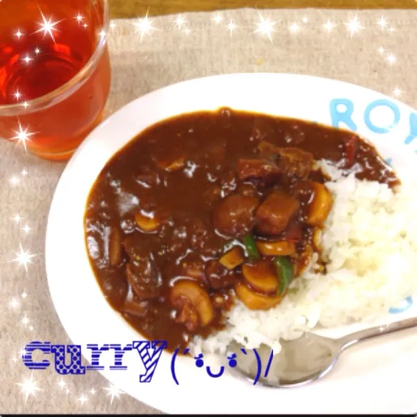 お昼ご飯。ボンカレー。
キノコやトマト、ピーマンとスパイスを追加したら、レトルト感ゼロになりました。
すげっ。|だこちんさん