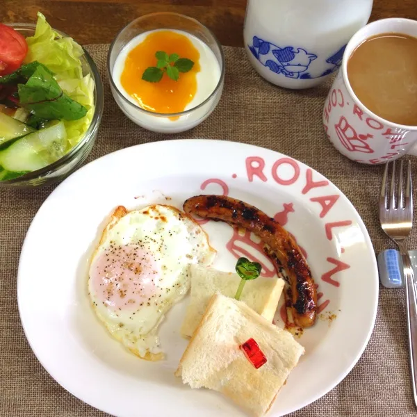 今日のブランチ
ピーナッツバターサンド、目玉焼き、ソーセージ、サラダ、マンゴーヨーグルト、カフェオーレ(#^.^#)
代わり映えせず（−＿−；）|だこちんさん