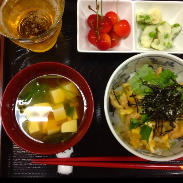 Snapdishの料理写真:今日は親子丼。
いい鶏使うと美味しいね。食材命。
さくらんぼ、大事にし過ぎていたんできちゃいました。残念っ！！|だこちんさん