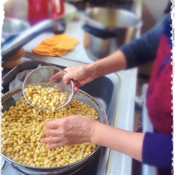 実家で味噌作りのお手伝い☆麹と大豆混ぜたとこでヘトヘト。空気を抜くために味噌玉を容器に投げつけるとこで的を外し味噌撒き散らしオカンに怒られ…(｡-_-｡) でもご褒美のお寿司美味しかった♡|mika♡('◎'зз) 彡さん