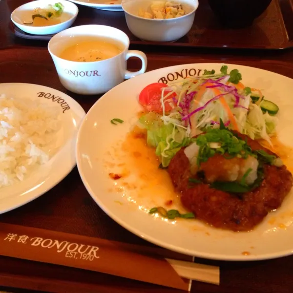 Snapdishの料理写真:昨日のランチ♡ 和風ハンバーグランチ(〃・o・〃) ロールケーキもふわふわしっとりでおいしかった〜♡|bouさん