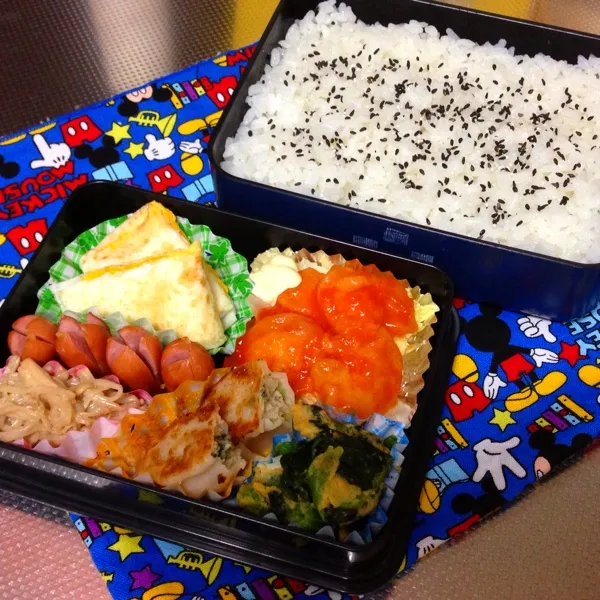 Snapdishの料理写真:今日のお弁当♡ 海老チリに餃子で中華〜ヾ(＠⌒ー⌒＠)ノ 今日は免許更新にいってきます♡|bouさん