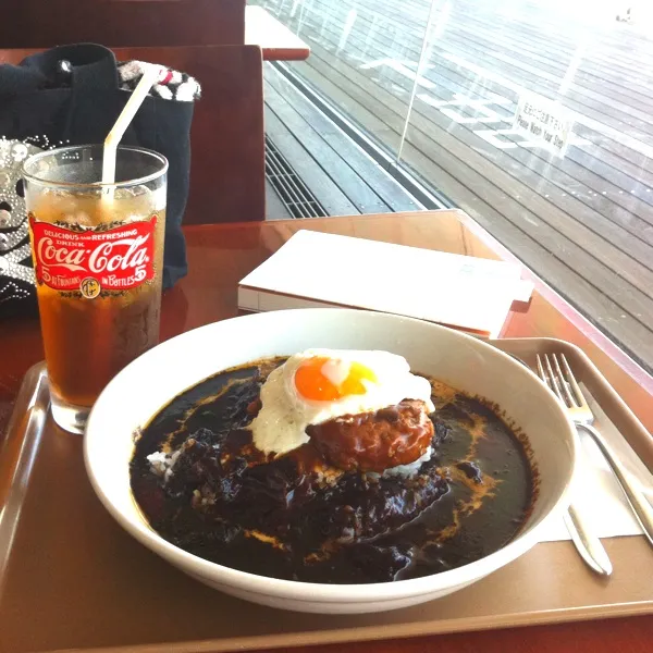 黒船ロコカレー☆今日のランチ。お目当てのカフェがお休みだったのでそのまま歩き続けたらたどり着いた（笑）|mika♡('◎'зз) 彡さん