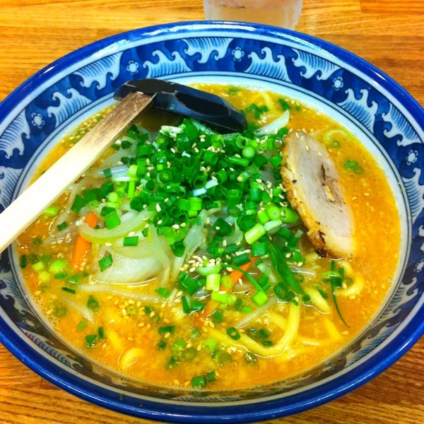 Snapdishの料理写真:長野に出張中。飲みのあとのシメに食べちゃいましたー☆味噌ラーメン(๑´ڡ`๑)|mika♡('◎'зз) 彡さん