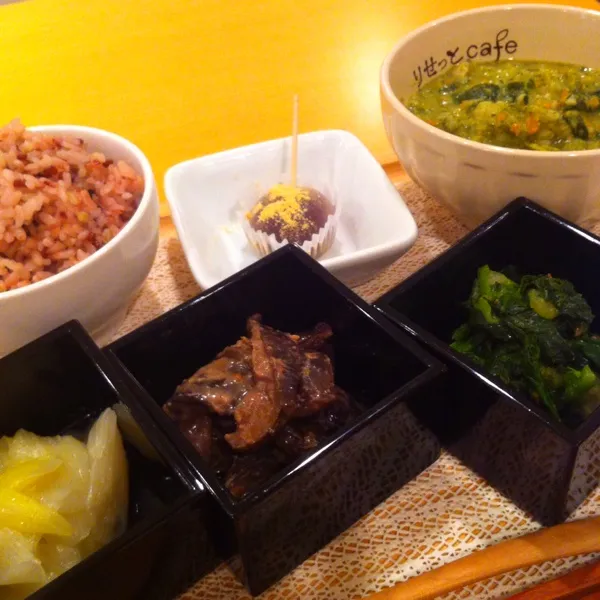 今日の夕飯はひとりご飯だったので家までガマンできず外食しちゃいましたーf^_^;)でも身体に良さげでしょ♡お野菜メニューで美味しかった(๑´ڡ`๑)|mika♡('◎'зз) 彡さん