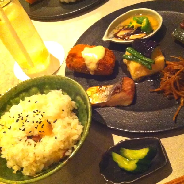 残業帰りにおばんざいセットで夕飯♡ 揚げ出し豆腐、きんぴら、コロッケ…ヘルシーで美味しい(๑´ڡ`๑)|mika♡('◎'зз) 彡さん