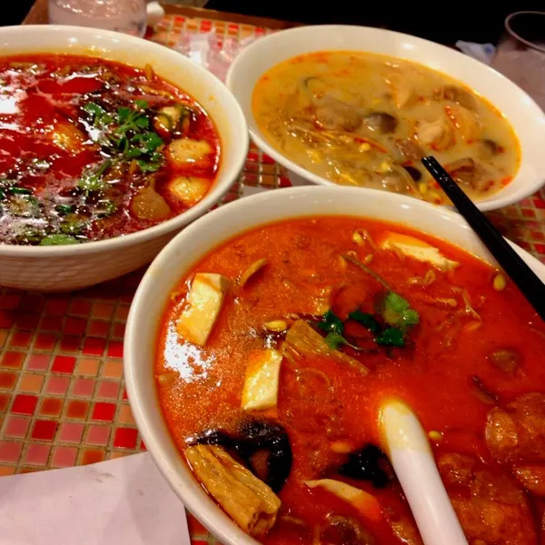 Snapdishの料理写真:まーらーたんという中華の春雨ラーメンみたいな食べ物です！私はおくの一番辛くないやつです！友達はもはや人間が食べるものの色ではない赤さのものを食べていましたw|ささやんさん