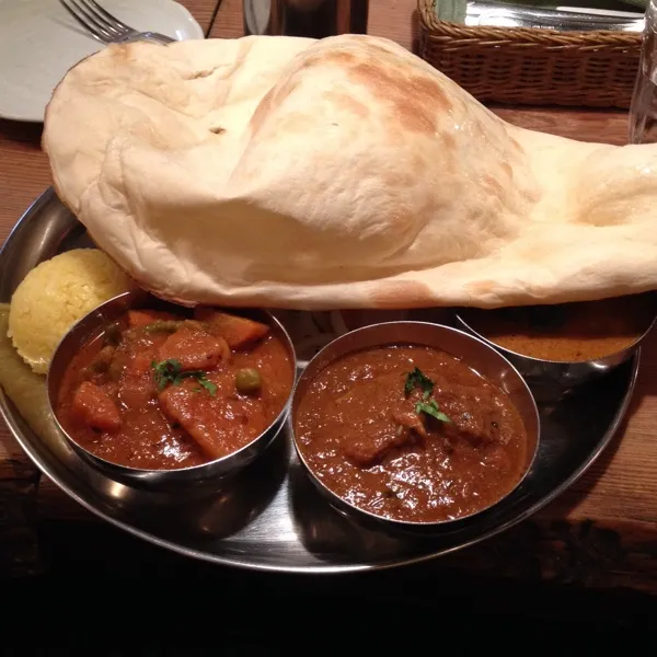 この前食べたインドカレー！カキカレーとチキンとベジタブル！ナンでかくてバリバリうまー
最近タイ料理が無性に食べたい(^^)|ささやんさん