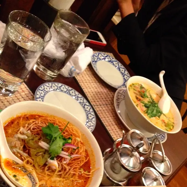 タイ料理♥︎とっても美味しかった〜でも辛くて唇はれたw これは、カレーのラーメンみたいなもので、パリパリの麺と普通の麺が入っててすごく美味しいです！友達のはトムヤムクン！|ささやんさん