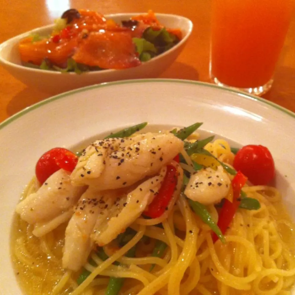 白キスとインゲンの塩麹パスタ&サーモンのサラダ♡ 塩麹味イケます(o^^o)♪|mika♡('◎'зз) 彡さん