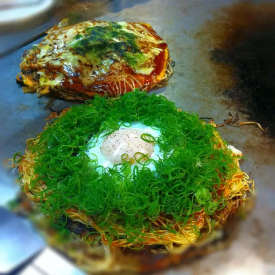 広島です！お好み焼きです！細麺でパリパリなのにモチモチ感もあって美味しかったぁ♡|mika♡('◎'зз) 彡さん