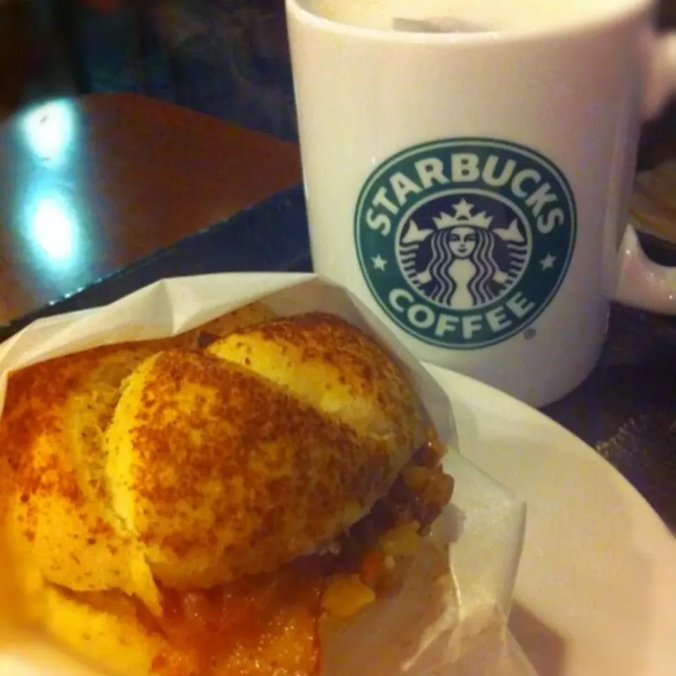 カイザーロールベーコン&クリームチーズとほうじ茶ティーラテを豆乳で♡ ケーキも食べたくなってきた（笑）|mika♡('◎'зз) 彡さん