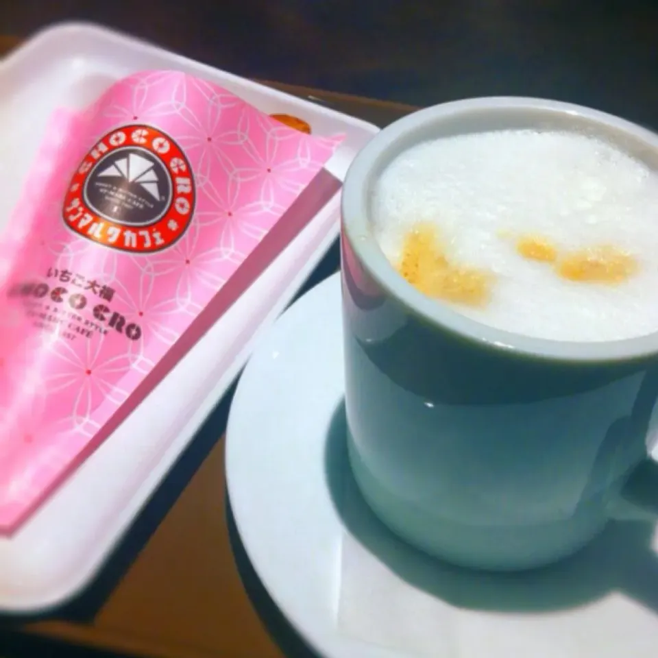 いちご大福チョコクロ&カフェラテ(^-^) いちご大福美味い～♡|mika♡('◎'зз) 彡さん