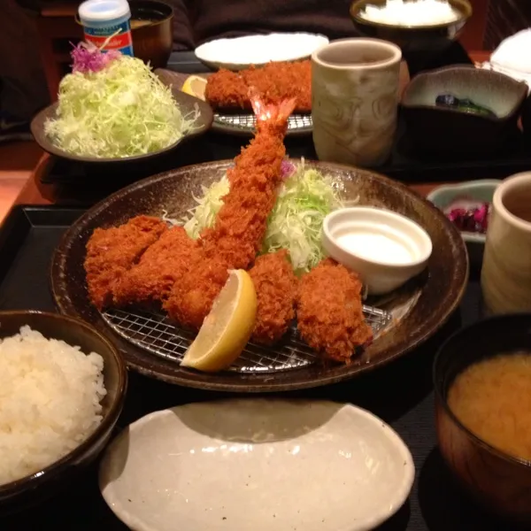 定食！エビと牡蠣とヒレカツ。おいしかったー！|ささやんさん