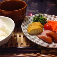 今日の朝食。
息子のお弁当の残りと、昨日の夕飯の残りを寄せ集めてみました♬
卵焼き、ソーセージ、ほうれん草のピーナッツ和え、にんじんのマリネ、プチトマト、ごはん、お茶( ´ ▽ ` )ﾉ|よっしーさん