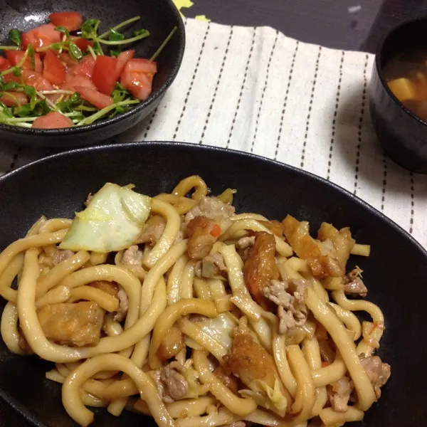 今日の夕飯は、次男のリクエストの焼うどんと、長男のリクエストの豆苗とトマトのマリネ。
あとは、豆腐としいたけのお吸い物。|よっしーさん