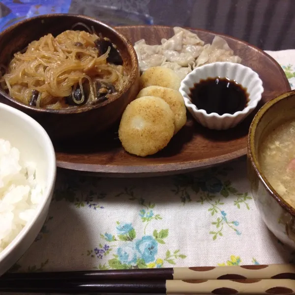 今日の夕飯。
麻婆春雨、焼売、大根餅、白菜とカニカマのかき玉汁、ごはん。
デザートには、チョコバナナサンデー。|よっしーさん