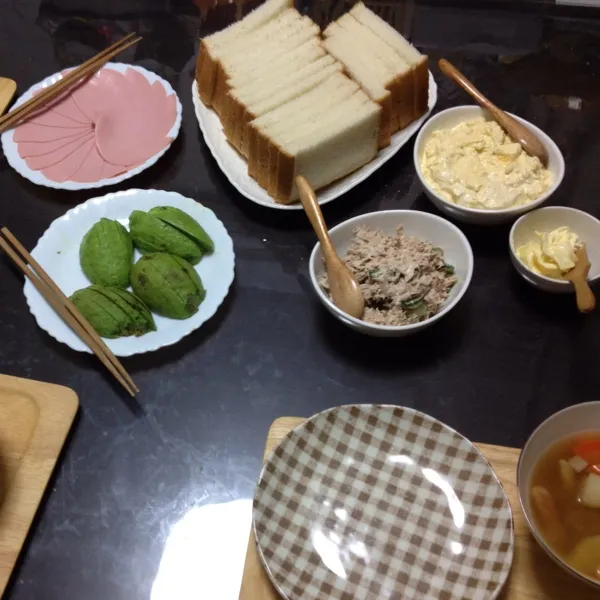 Snapdishの料理写真:今日の夕飯。
子供達のリクエストで、セルフサンドイッチ。
自分達で好きな具をはさむので、喜んでモリモリ食べてマス♡|よっしーさん