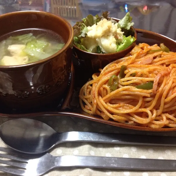 昨日の夕飯(ナポリタン)と、今日の朝食(トースト)。昨日のコンソメスープにケチャップを加えて、ミネストローネ風に♡|よっしーさん