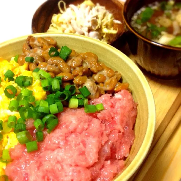 夕飯ー！
＊ネギトロ＆納豆＆炒り卵の三色丼
＊鶏胸肉と千切りキャベツのサラダ
＊味噌汁|よっしーさん