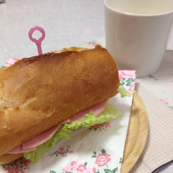 Snapdishの料理写真:今日のお昼ゴハンは、初挑戦のバインミー！初めて食べたけど、美味しかった♡ 明日から次男が幼稚園開始なので、春休み最後のお昼ゴハンです♪(´ε｀ )|よっしーさん