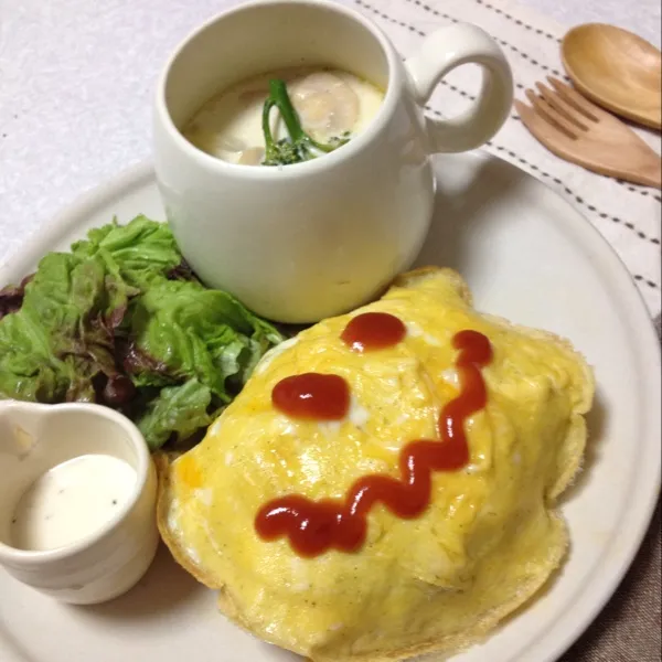 久々の投稿！ 今日の夕飯は、子供達のリクエストでオムライス。お顔を描いてみたケド…口がビミョ〜(>_<) あとは、シーザーサラダに、ブロッコリーとコーンとマッシュルームとタマネギのみるくスープ。|よっしーさん