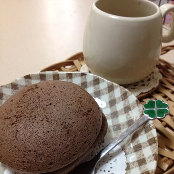 Snapdishの料理写真:10時のおやつw笑  コンビニで見つけた「ふわふわスフレ」。初めて食べたけど、ホントに生地がふわふわ軽くて美味しかったぁ♡  口コミどおりだわ♪( ´θ｀)ノ|よっしーさん