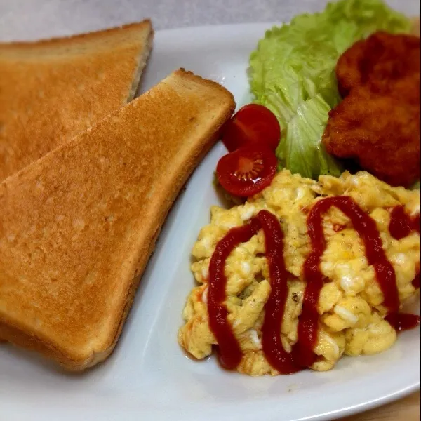 Snapdishの料理写真:今日の朝食♡ トースト、スクランブルエッグ、唐揚げ、サラダ。ちょっと手抜きしちゃった^^;|よっしーさん