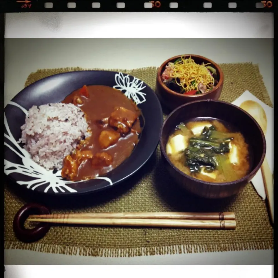 今日の夕飯。雑穀米のカレーライス・パリパリサラダ・小松菜と豆腐の味噌汁。|よっしーさん