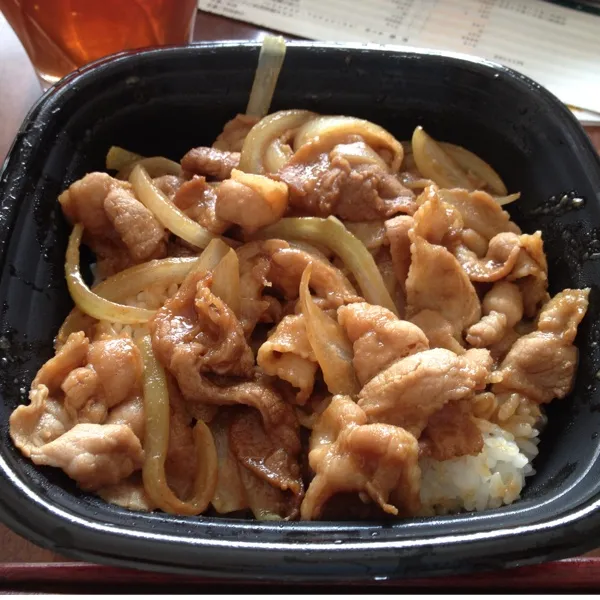 久しぶりの豚生姜焼き丼♡
ついこれ買っちゃって食べちゃうんだよね！
おいしかったあ(^ ^)|ひとみンさん