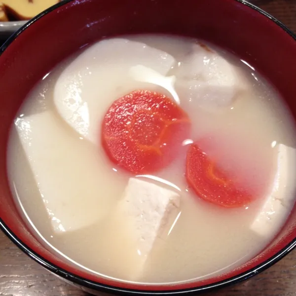 Snapdishの料理写真:2日目のお雑煮は白みそ雑煮だよ！
ほんと温まっておいしいんだよね(^ ^)|ひとみンさん