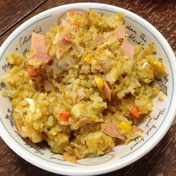 お昼ご飯♡
家にあるものでささっとドライカレー？カレーチャーハン？みたいなの作りました(^ ^)
見た目こんなんやけど味はめちゃおいしかったよ！|ひとみンさん