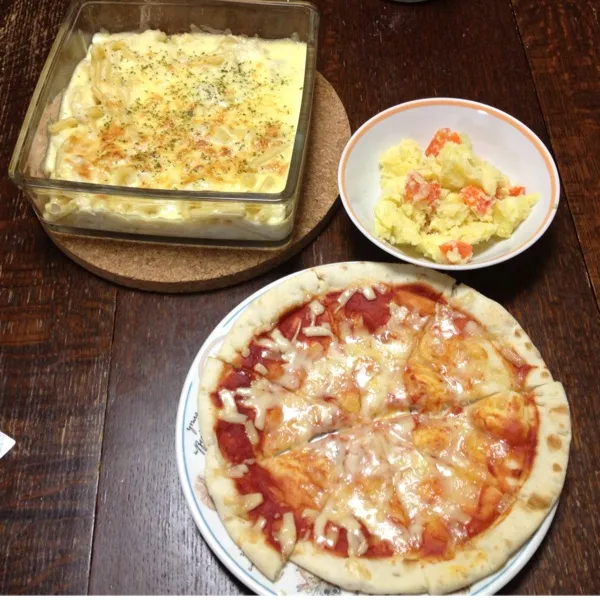 Snapdishの料理写真:今日の夕飯はお母さん手作りのマカロニグラタンとピザとキタアカリのポテトサラダ♫
めっちゃおいしかったあ♪(´ε｀ )|ひとみンさん