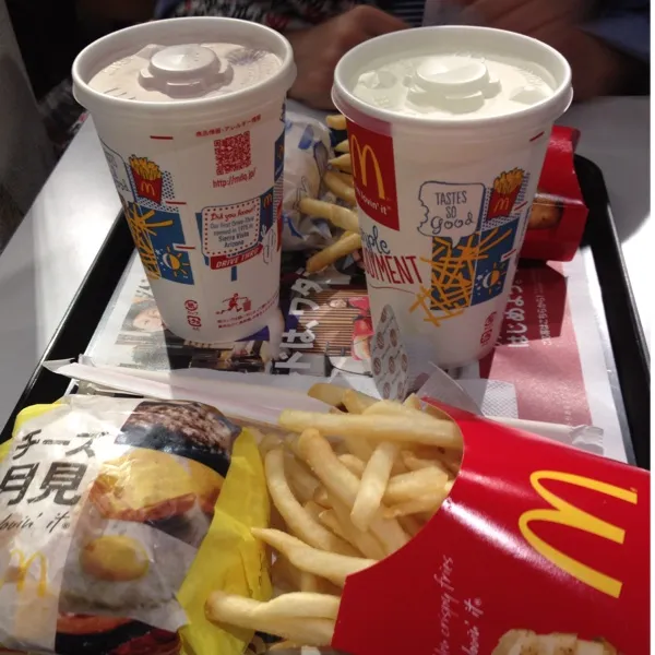 Snapdishの料理写真:月見バーガーセットとチーズ月見バーガーセット＼(^o^)／
やっと月見バーガー食べれた！|ひとみンさん