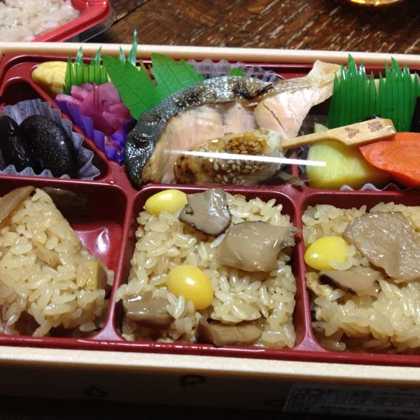 今日は忙しくて夕ごはんはお弁当！
松茸おこわ3つやったけどお母さんに五目おこわと交換してもらったあ＼(^o^)／
帰りの電車の中で5歳ぐらいの男の子がずっと駅名を言っててスゴかったわあ∑(ﾟДﾟ)|ひとみンさん