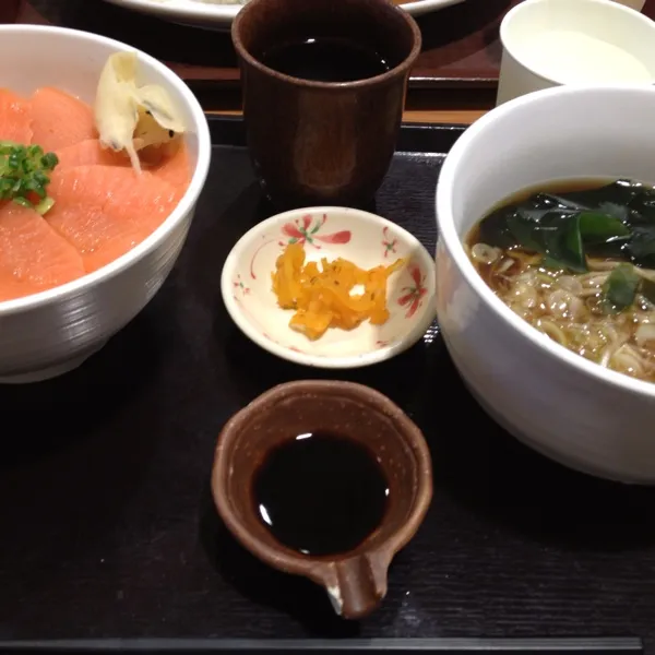 ランチはフードコートでサーモン丼と小そばセット！
本当おいしかったあ＼(^o^)／|ひとみンさん