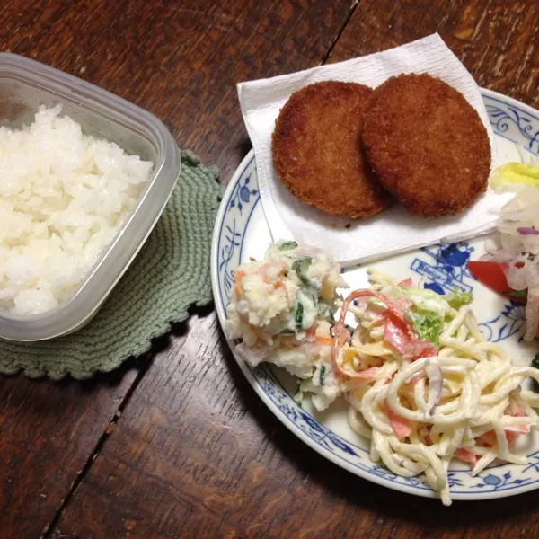 今日の夕飯！
お母さん居ないからお惣菜買ってきたー！
生ハムサラダなど3種盛りとハムカツだぜー＼(^o^)／|ひとみンさん