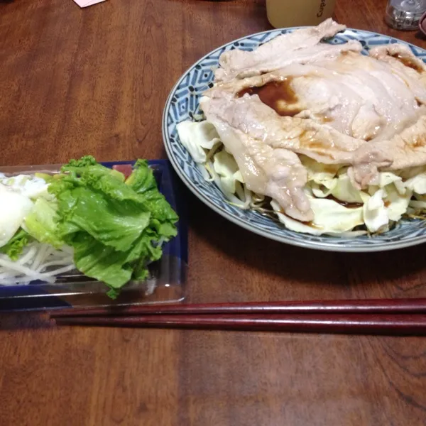 Snapdishの料理写真:今日は昼がっつりやったから、夜はさっぱりが食べたくて蒸ししゃぶとアボカドサラダ卵のせを食べました！！|ひとみンさん