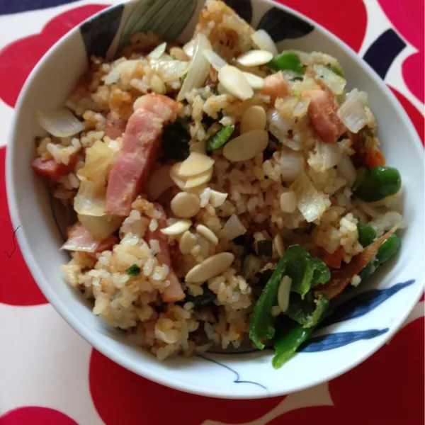 創作焼飯いただきます。牛肉時雨、アーモンドスライスや辛子を和えて、醤油味に纏めました。|旦那さん